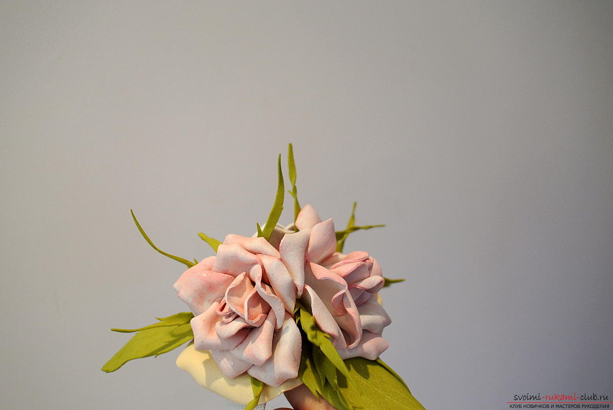 Мастер-класс поможет создать бутоньерку, для которой цветы изготавливаются своими руками из фоамирана.. Фото №21